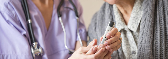 Femme prenant un médicament avec un verre d'eau