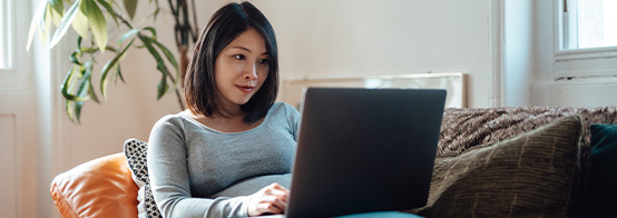 une femme qui est sur son téléphone