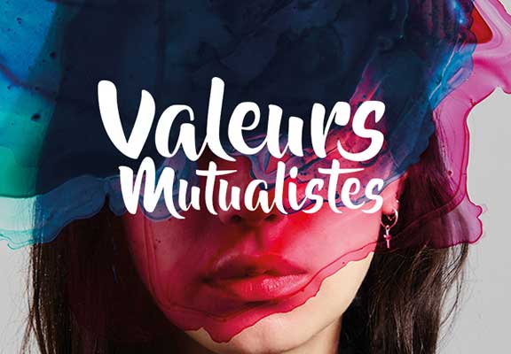 Des proches se prenant dans les bras avec des cadeaux de Noël dans les mains, ainsi qu'un sapin de Noël en arrière plan